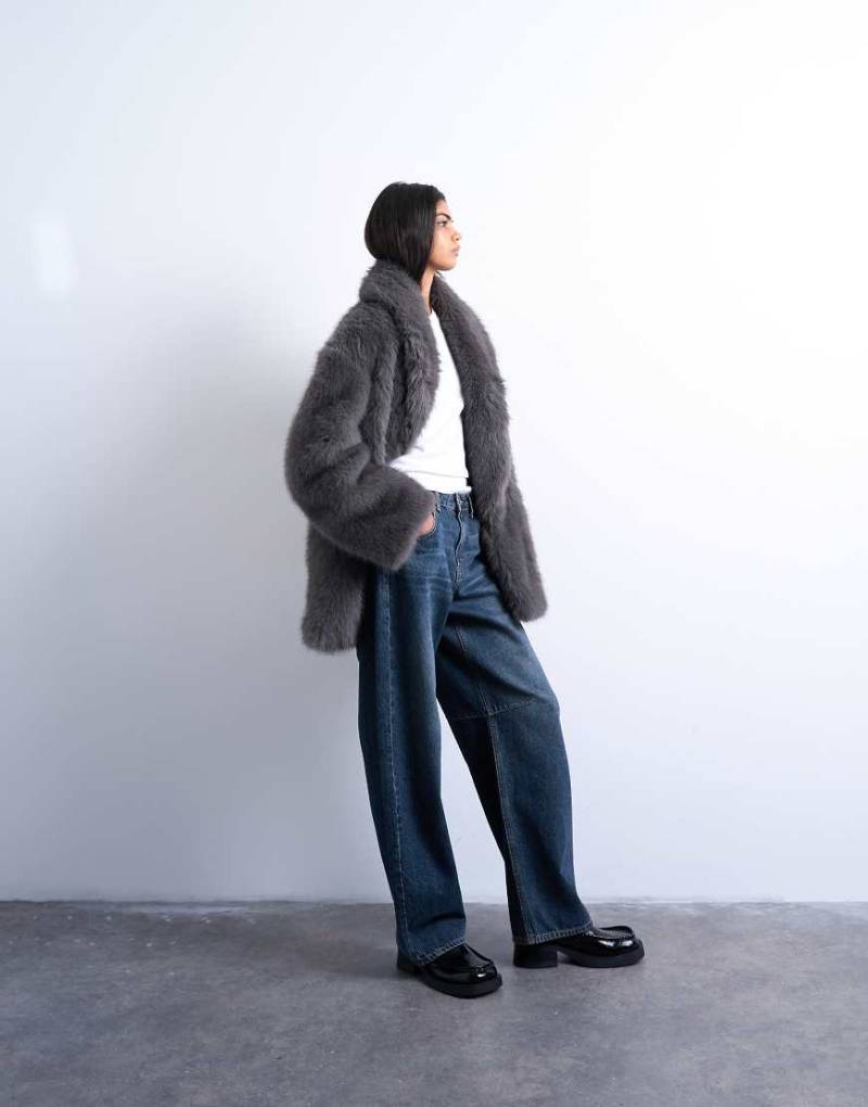 Topshop - Mittellanger Mantel aus Kunstpelz in Anthrazit mit Schalkragen-Grau von Topshop