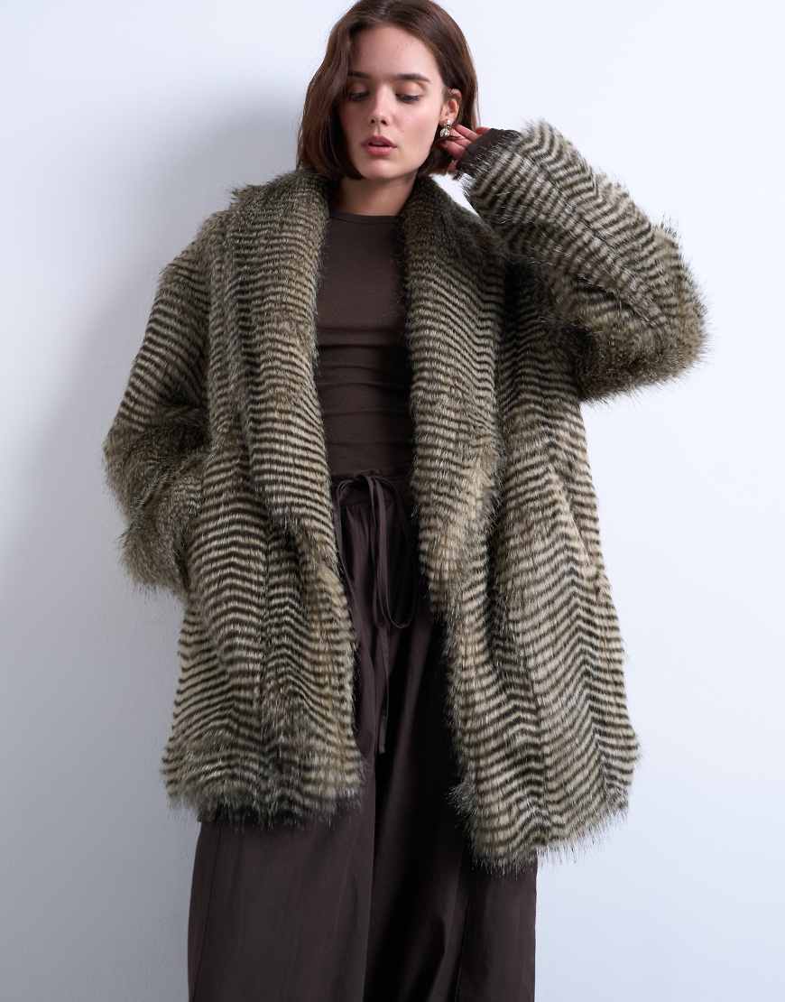 Topshop - Mittellanger Mantel aus Kunstpelz mit Schaldetail und schwarz-weißem Streifenmuster Topshop - Mittellanger Mantel aus Kunstpelz mit Schaldetail und schwarz-weißem Streifenmuster von Topshop