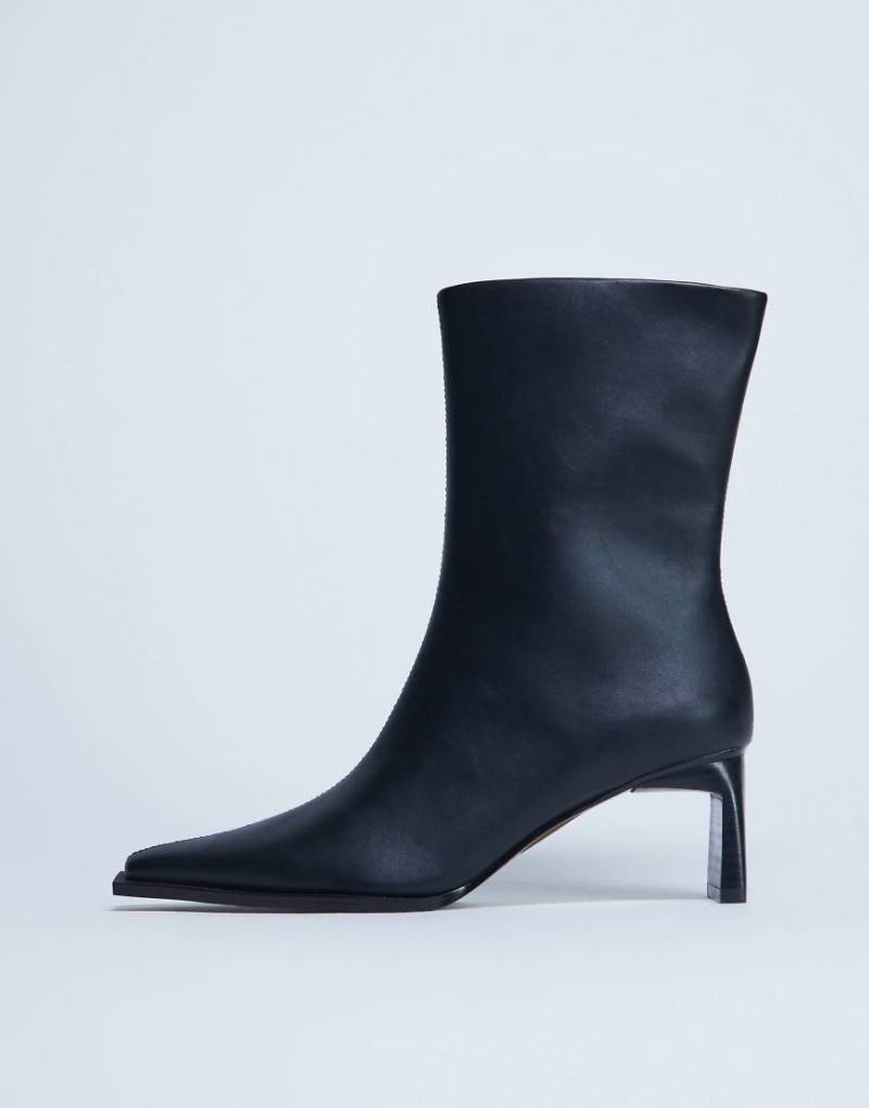 Topshop - Nadie - Stiefeletten in Schwarz mit kantiger Schuhspitze Topshop - Nadie - Stiefeletten in Schwarz mit kantiger Schuhspitze von Topshop