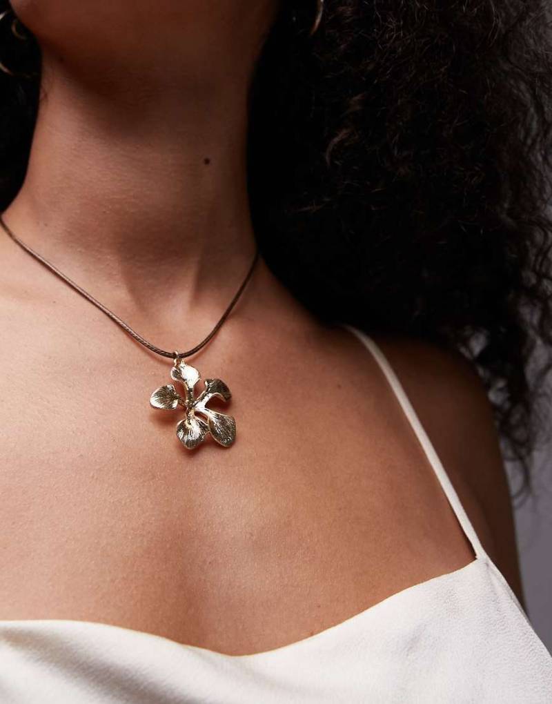 Topshop - Natalie - Goldfarbene Halskette mit Blumen-Anhänger von Topshop