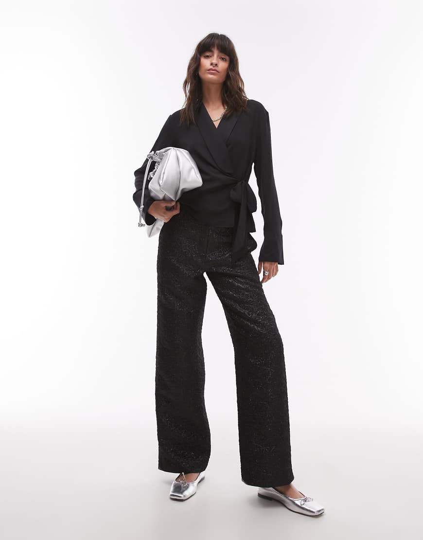 Topshop - Niedrige, strukturierte Jacquard-Hose in Schwarz Topshop - Niedrige, strukturierte Jacquard-Hose in Schwarz von Topshop