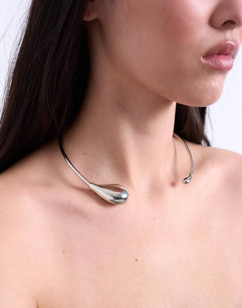 Topshop - Nila - Halskette in Silberoptik mit tropfenförmigem Anhänger von Topshop