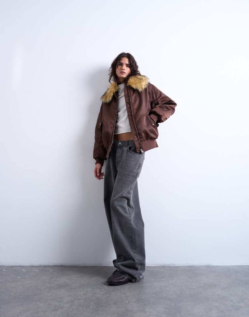 Topshop - Nylon-Bomberjacke in Schokobraun mit Kunstpelzkragen-Brown von Topshop