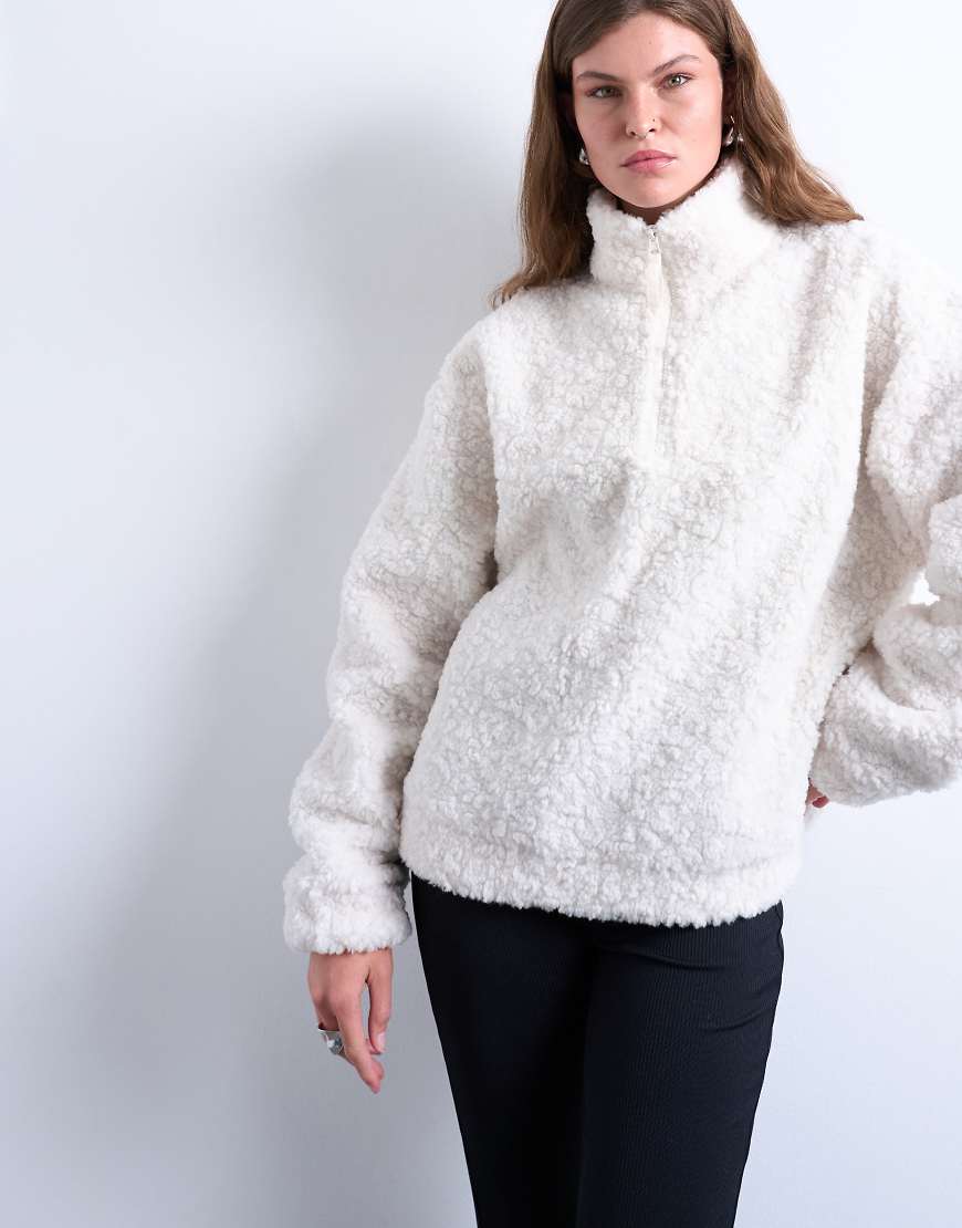 Topshop - Oberteil aus Teddystoff in Ecru mit kurzem Reißverschluss-Weiß Topshop - Oberteil aus Teddystoff in Ecru mit kurzem Reißverschluss-Weiß von Topshop