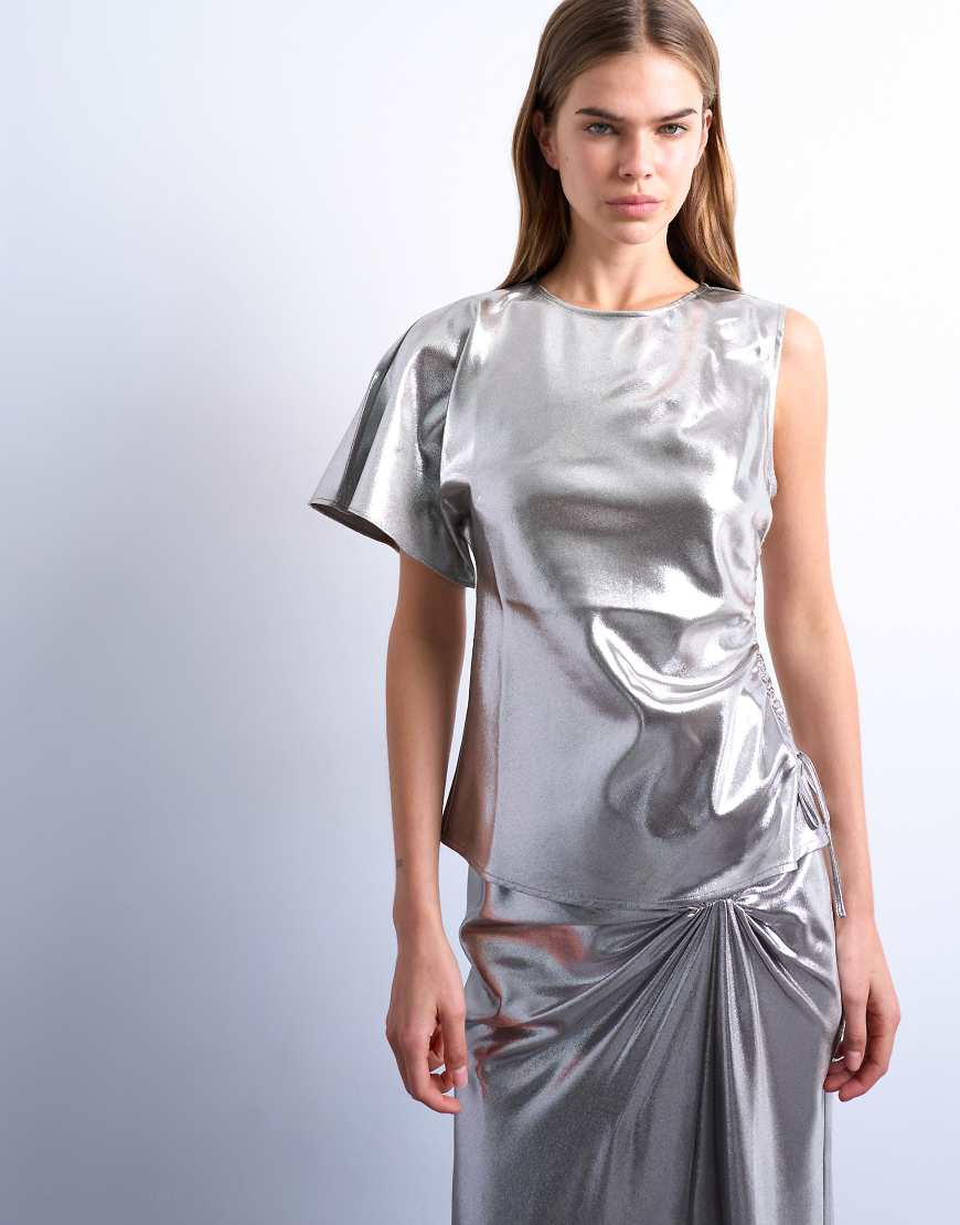 Topshop - Oberteil im flüssigen Look aus Metallic-Silber mit geraffter Seite von Topshop