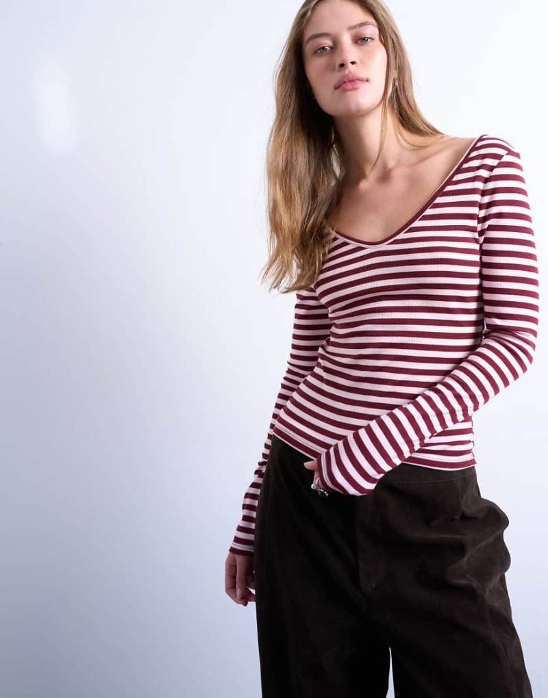 Topshop - Oberteil in Rosa und Burgunderrot gestreift mit V-Ausschnitt Topshop - Oberteil in Rosa und Burgunderrot gestreift mit V-Ausschnitt von Topshop