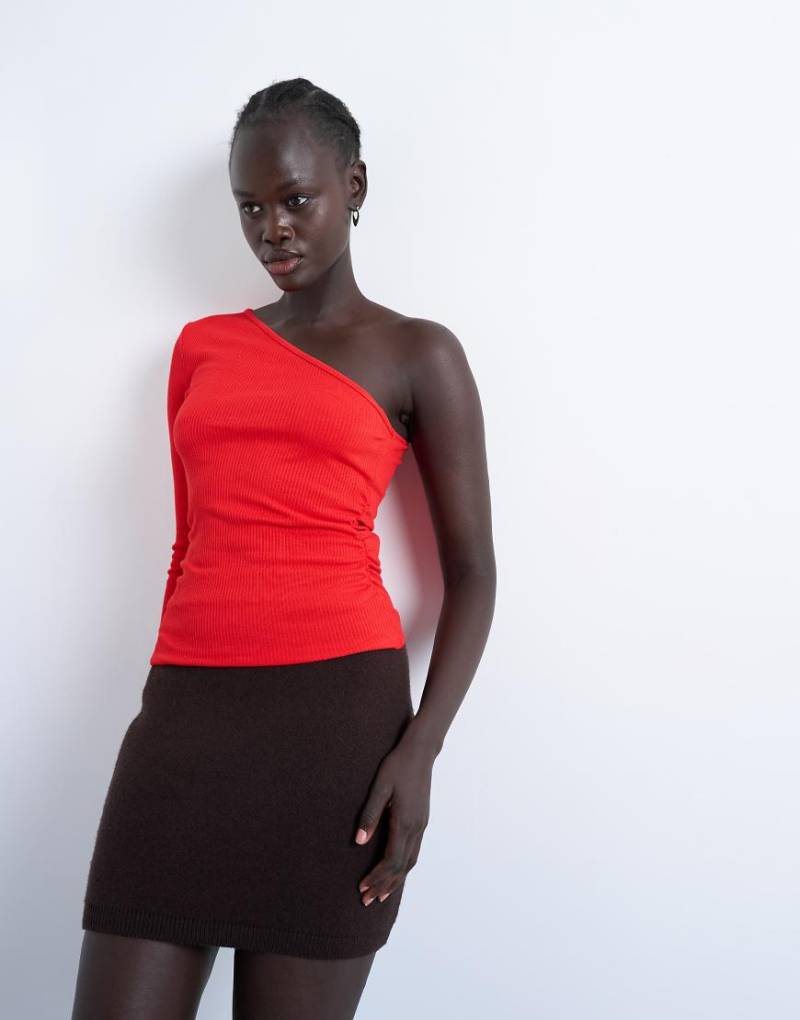 Topshop - Oberteil in Rot mit Seitenraffung und einem Ärmel von Topshop