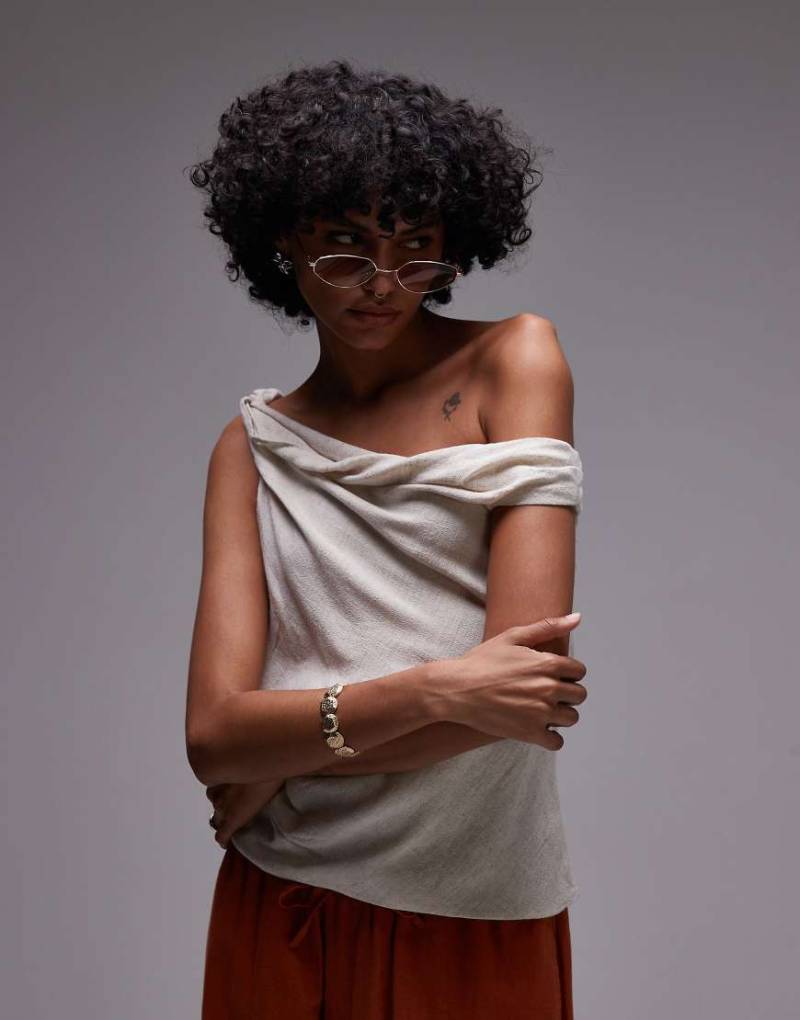 Topshop - Oberteil in natürlichem Farbton mit Carmen-Ausschnitt und verdrehter Schulterpartie-Neutral von Topshop