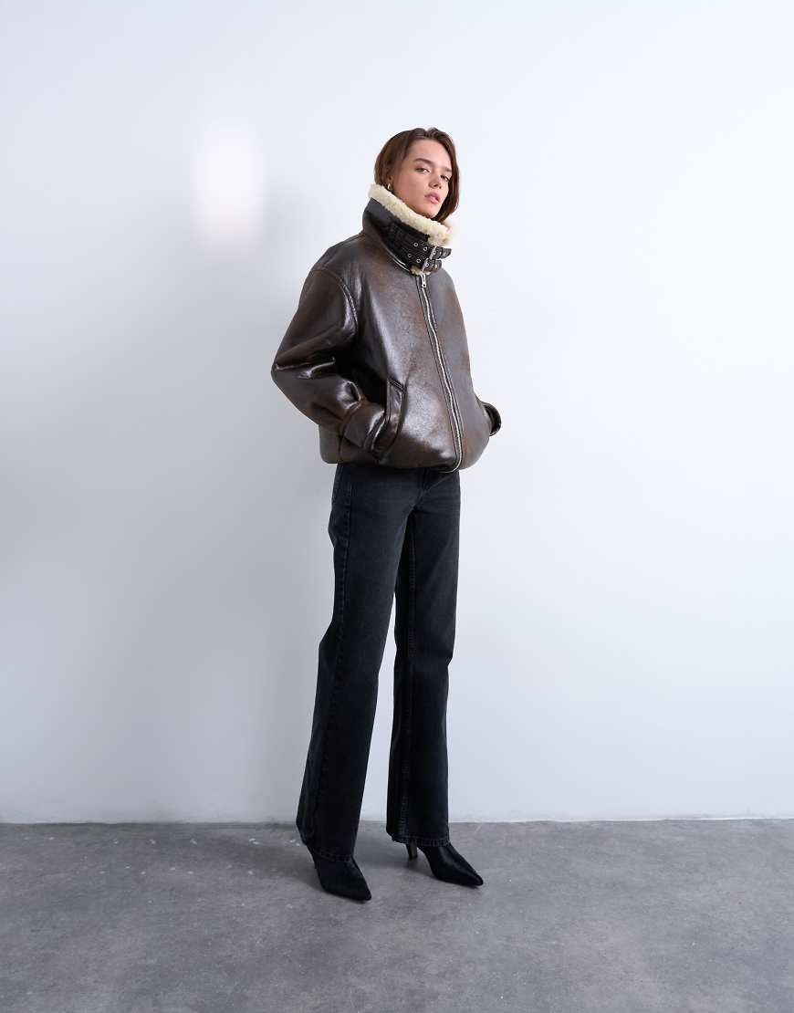 Topshop - Oversize-Bomberjacke in Braun mit Laschendetail und Lammfell-Brown Topshop - Oversize-Bomberjacke in Braun mit Laschendetail und Lammfell-Brown von Topshop