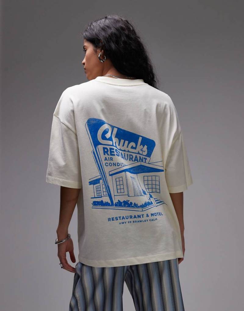 Topshop - Oversize-T-Shirt aus Jersey in Ecru mit „Chucks Restaurant"-Grafikprint am Rücken-Weiß von Topshop