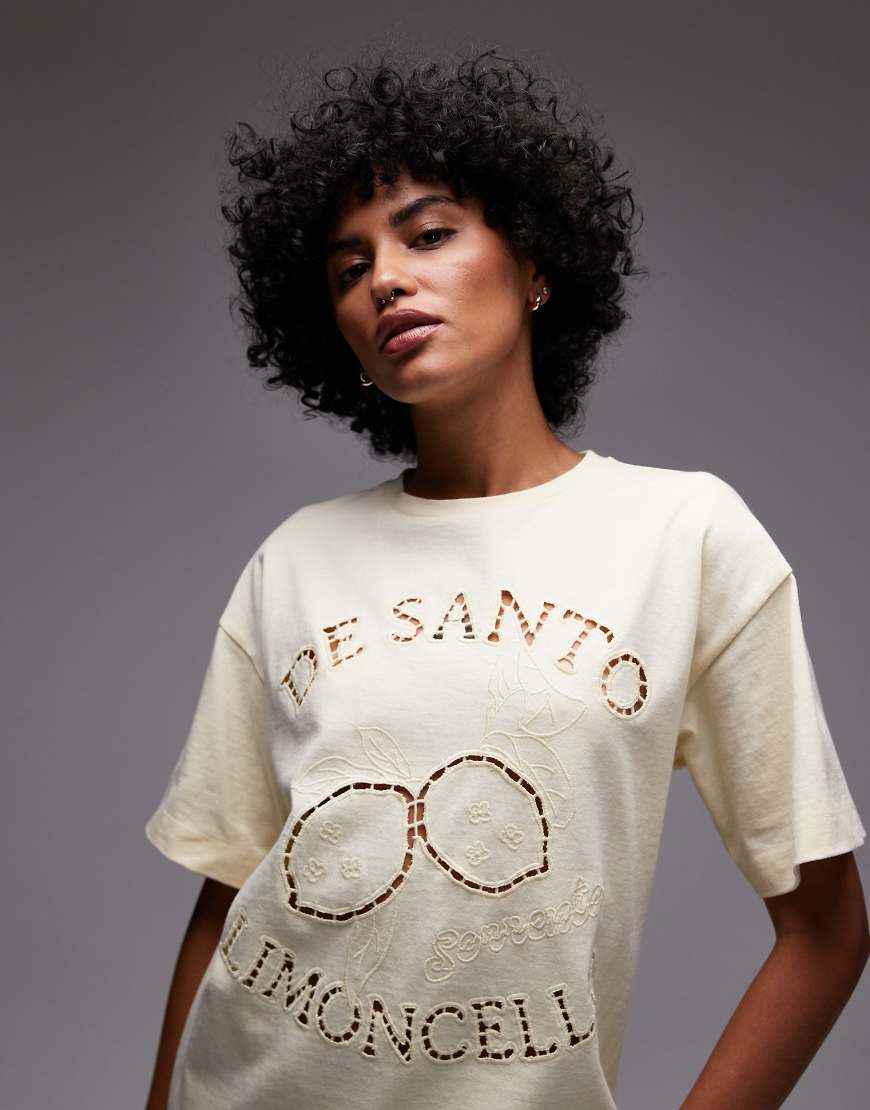 Topshop - Oversize-T-Shirt in Buttermilchgelb mit gestickter „Limoncello"-Zierlochung Topshop - Oversize-T-Shirt in Buttermilchgelb mit gestickter „Limoncello"-Zierlochung von Topshop