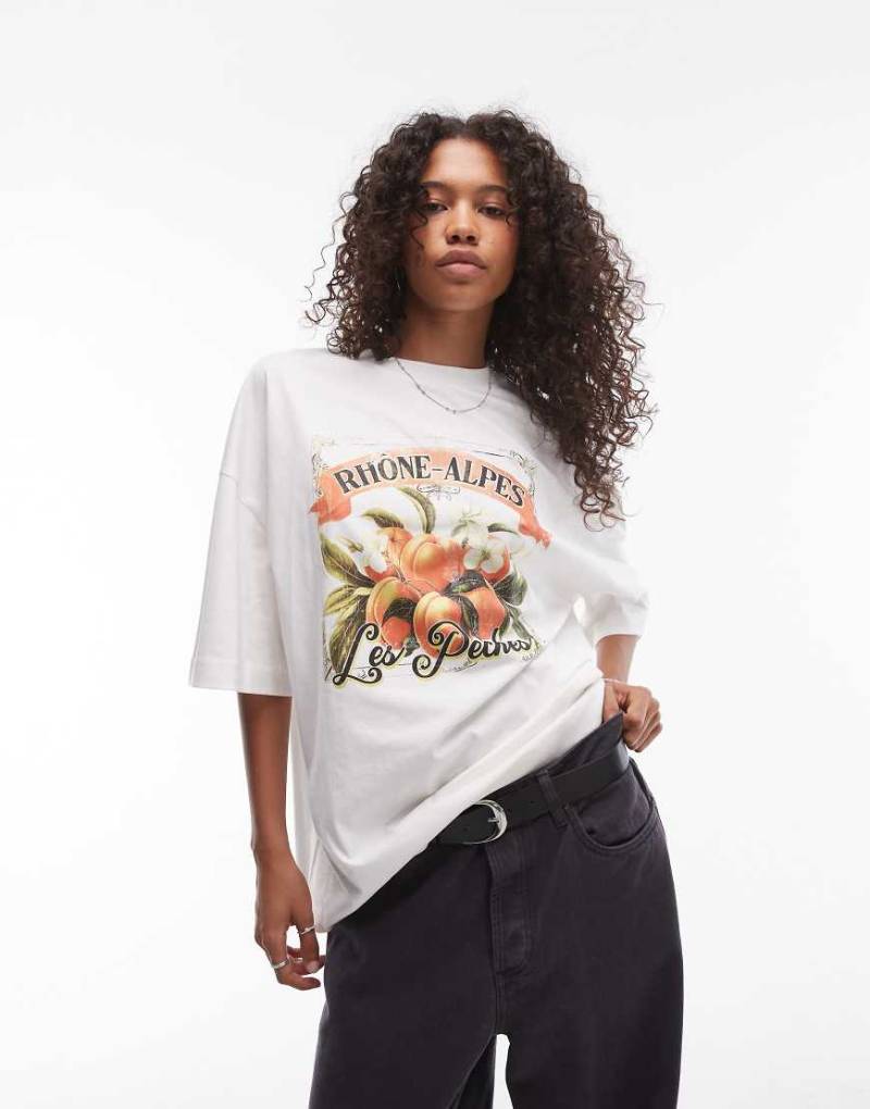 Topshop - Oversize-T-Shirt in Cremeweiß mit „Les Peaches"-Grafikprint Topshop - Oversize-T-Shirt in Cremeweiß mit „Les Peaches"-Grafikprint von Topshop