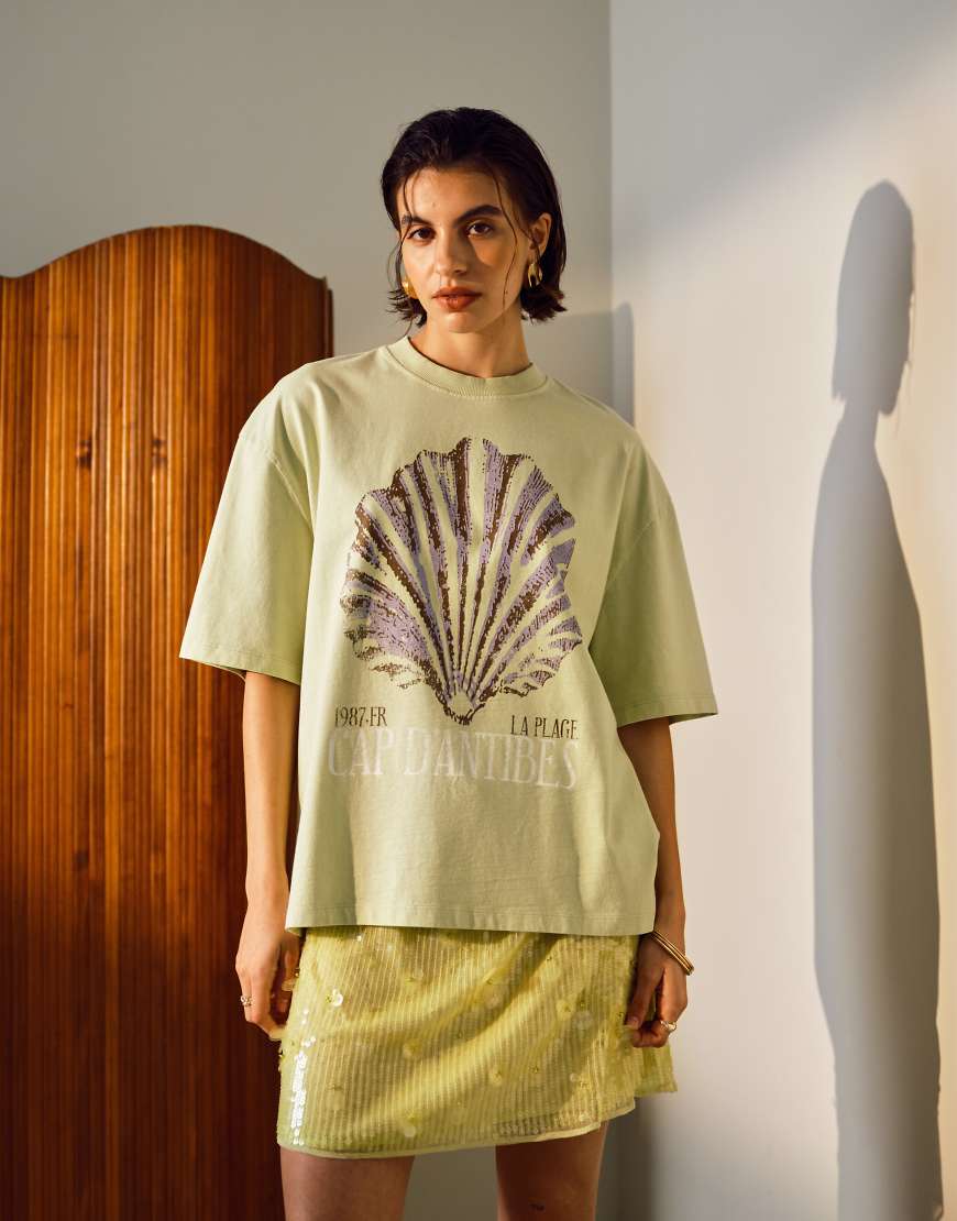 Topshop - Oversize-T-Shirt in Grün mit „Cap D'Antibes"- und Muschelprint Topshop - Oversize-T-Shirt in Grün mit „Cap D'Antibes"- und Muschelprint von Topshop