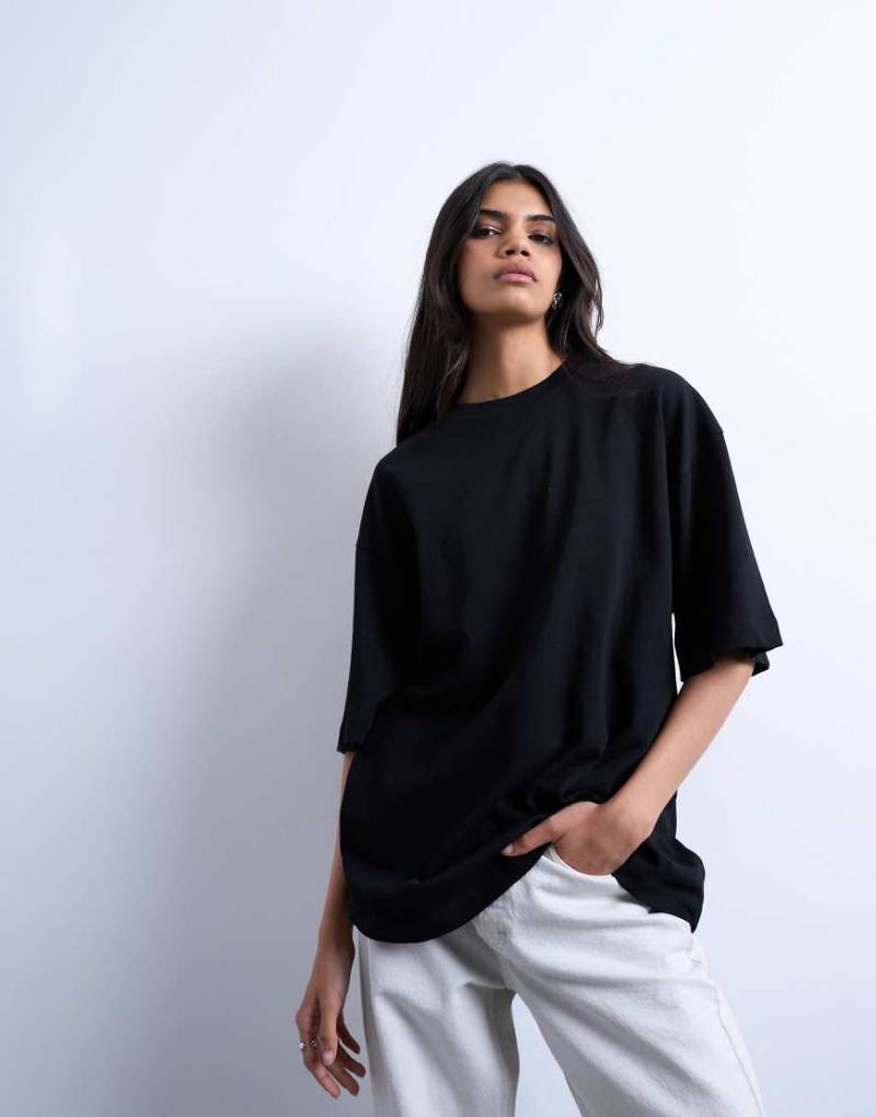 Topshop - Oversize-T-Shirt in Schwarz mit überschnittener Schulter Topshop - Oversize-T-Shirt in Schwarz mit überschnittener Schulter von Topshop