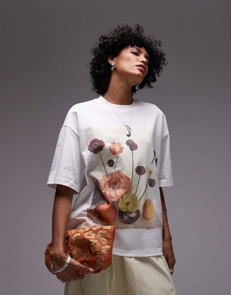 Topshop - Oversize-T-Shirt in Weiß mit Stilleben-Grafikprint von Topshop