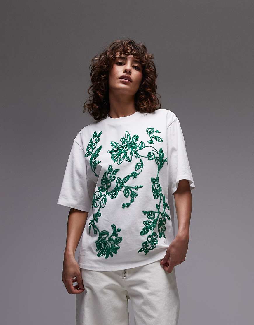 Topshop - Oversize-T-Shirt in Weiß mit gesticktem Bast-Motiv in Grün Topshop - Oversize-T-Shirt in Weiß mit gesticktem Bast-Motiv in Grün von Topshop