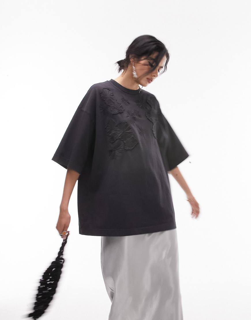 Topshop - Oversize-T-Shirt in anthrazitfarbener Acid-Waschung mit Blumenapplikationen-Grau von Topshop