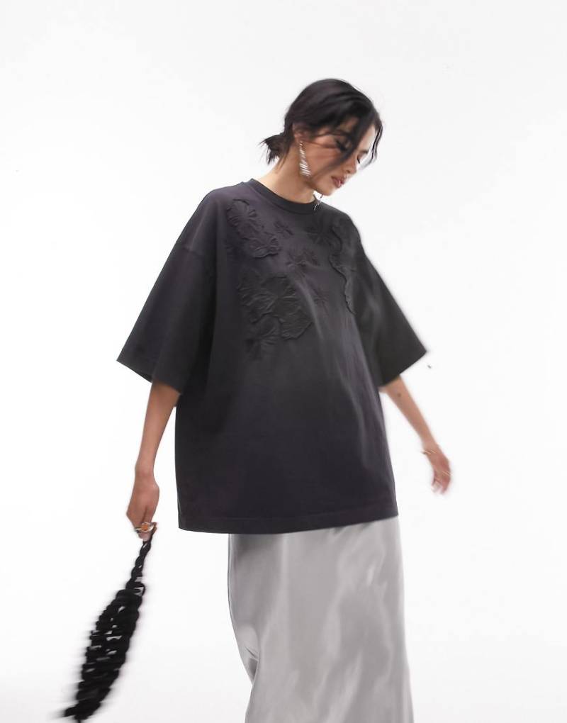 Topshop - Oversize-T-Shirt in anthrazitfarbener Acid-Waschung mit Blumenapplikationen-Grau Topshop - Oversize-T-Shirt in anthrazitfarbener Acid-Waschung mit Blumenapplikationen-Grau von Topshop