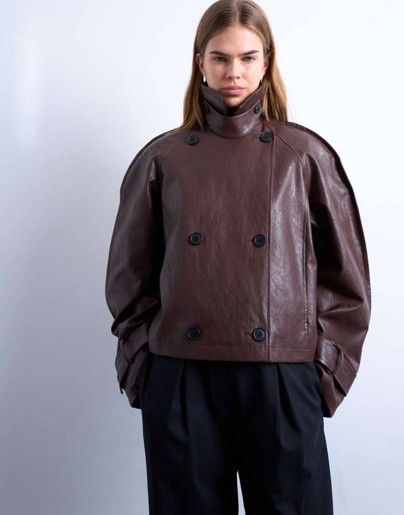 Topshop - Ovoid - Kurzer Trenchcoat aus Kunstleder in Braun mit oval geschnittenen Ärmeln-Brown von Topshop