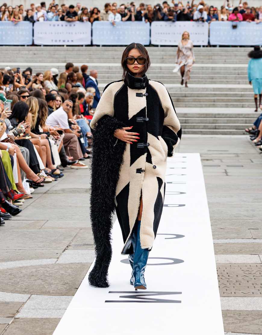 Topshop - Patchwork-Mantel aus Teddyfell in Schwarz mit Longline-Schnitt und ovalen Ärmeln Topshop - Patchwork-Mantel aus Teddyfell in Schwarz mit Longline-Schnitt und ovalen Ärmeln von Topshop