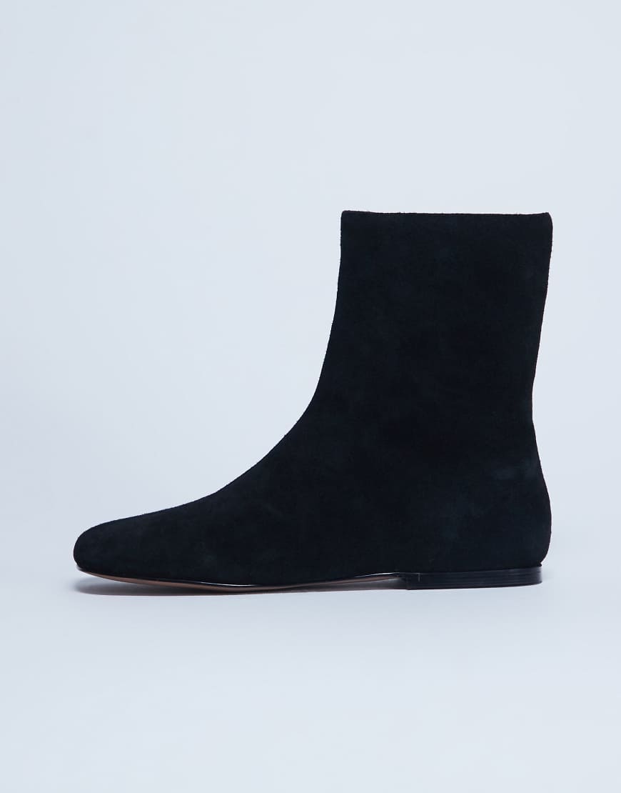 Topshop - Peri - Flache Stiefel aus echtem Wildleder in Schwarz mit eckiger Zehenpartie von Topshop