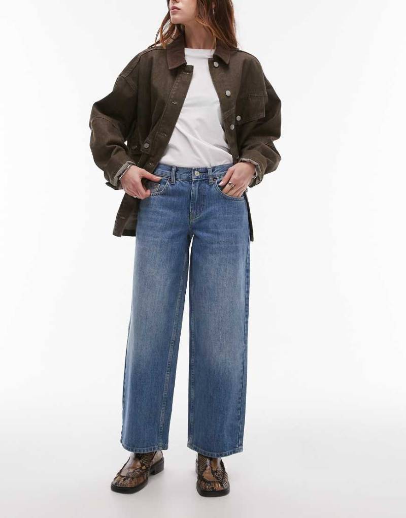 Topshop Petite - Relaxed Fit Jeans in Mittelblau mit niedrigem Bund und Schnallenriemen von Topshop Petite