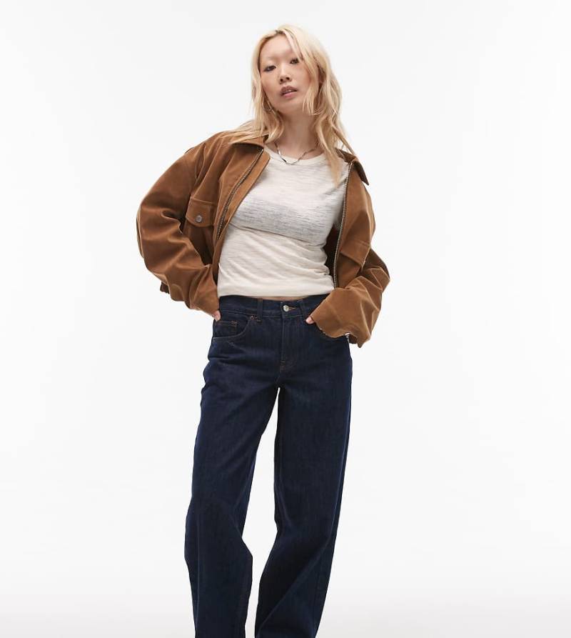 Topshop Petite - Relaxed Fit Jeans in unbehandeltem Indigoblau mit niedrigem Bund und Schnallenriemen von Topshop Petite