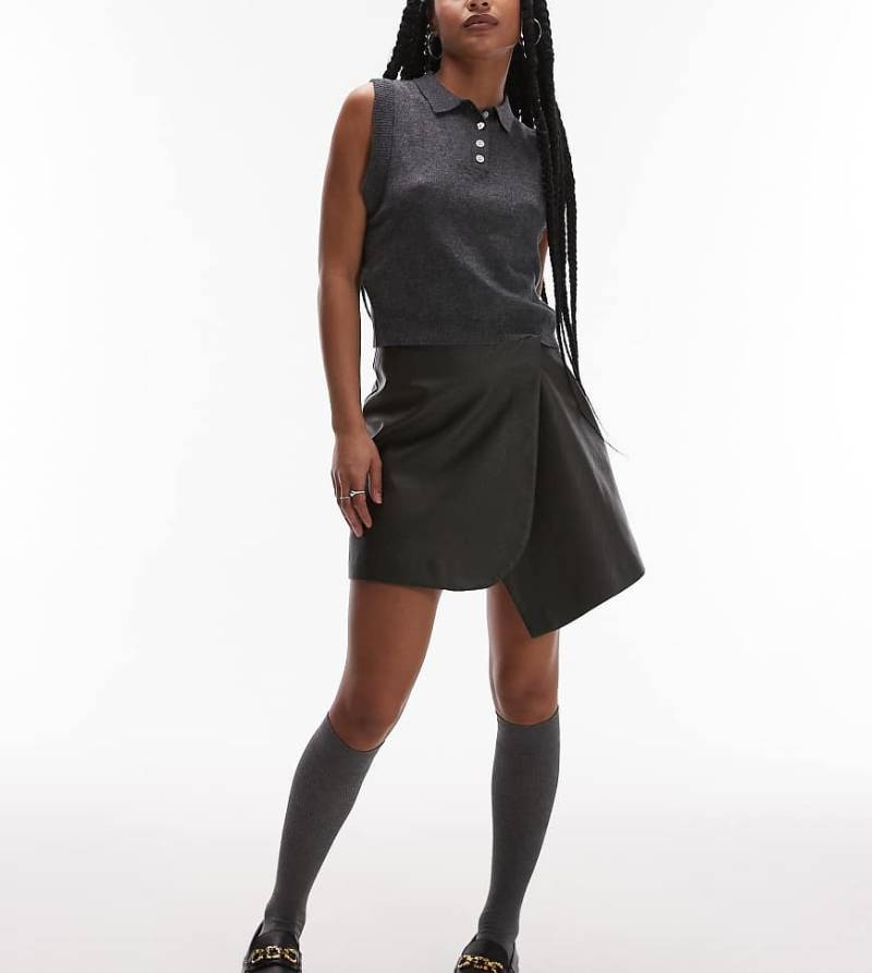 Topshop Petite - Kurzer Wickelrock aus Kunstleder in dunklem Khaki-Rot von Topshop