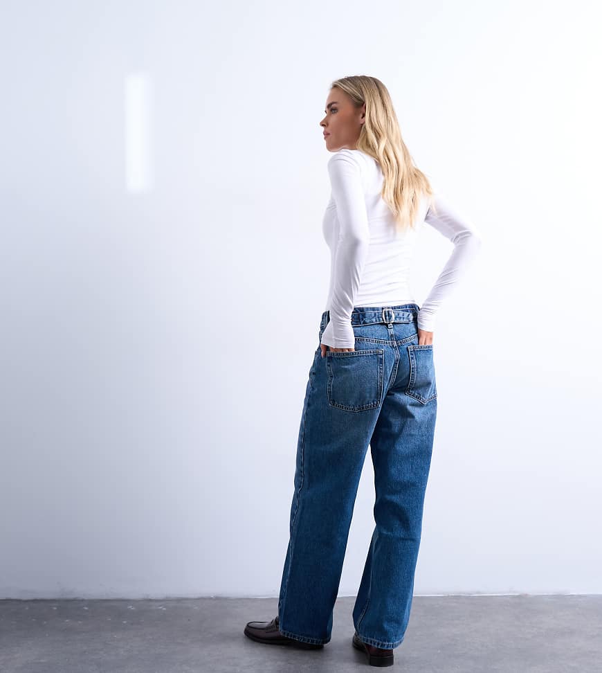 Topshop Petite - Relaxed Fit Jeans in Mittelblau mit niedrigem Bund und Schnallenriemen Topshop Petite - Relaxed Fit Jeans in Mittelblau mit niedrigem Bund und Schnallenriemen von Topshop