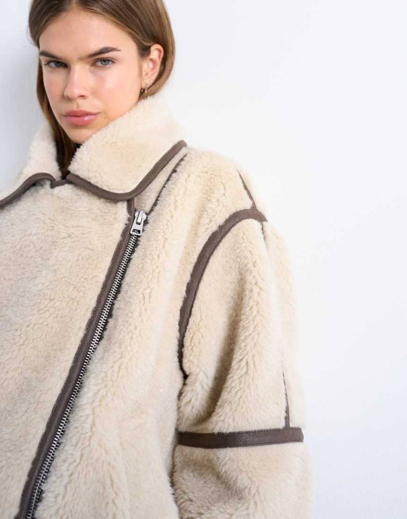 Topshop - Piloten-Jacke in Creme aus Teddyfell mit Oversize-Passform-Brown von Topshop