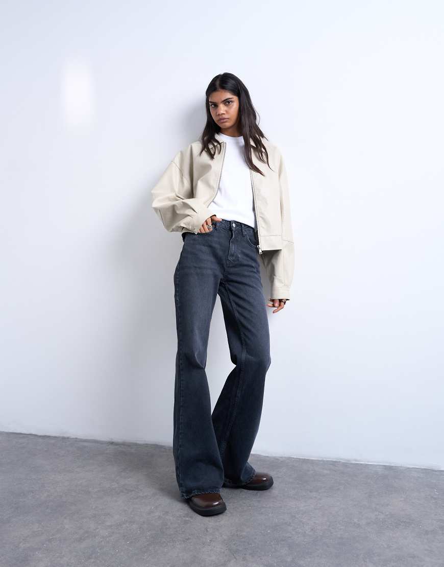 Topshop - Pippa - Schlagjeans in verwaschenem Schwarz mit Comfort-Stretch und mittelhohem Bund von Topshop