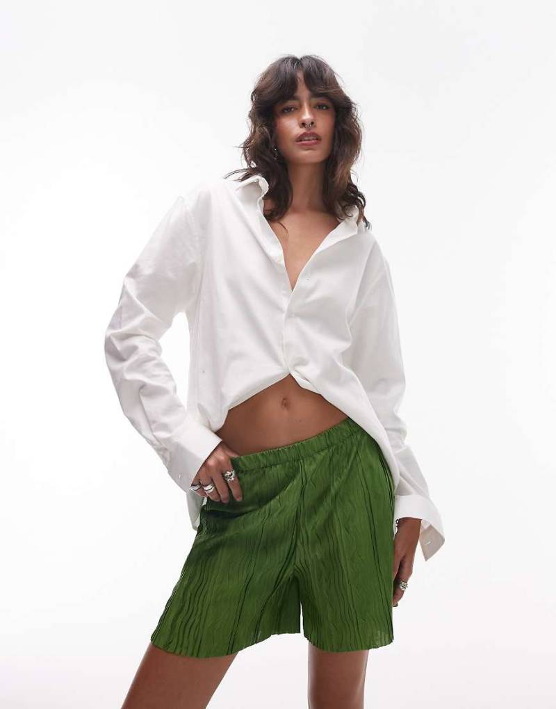 Topshop - Plissee-Shorts in Olivgrün mit weitem Bein Topshop - Plissee-Shorts in Olivgrün mit weitem Bein von Topshop