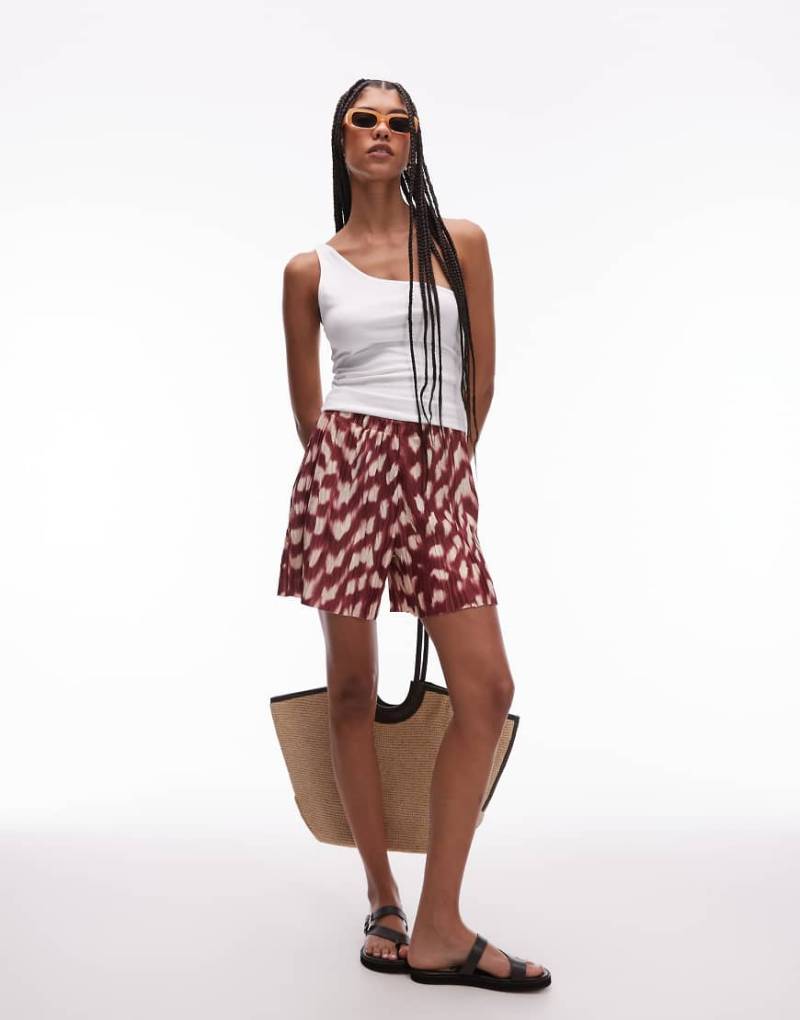 Topshop - Plissierte Shorts mit abstraktem Animal-Print in Burgunderrot mit weitem Bein von Topshop