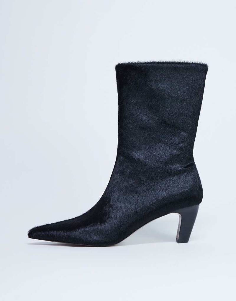 Topshop - Poppy - Ankle-Boots aus Echtleder mit Ponyfell in Schwarz und spitzer Zehenpartie Topshop - Poppy - Ankle-Boots aus Echtleder mit Ponyfell in Schwarz und spitzer Zehenpartie von Topshop