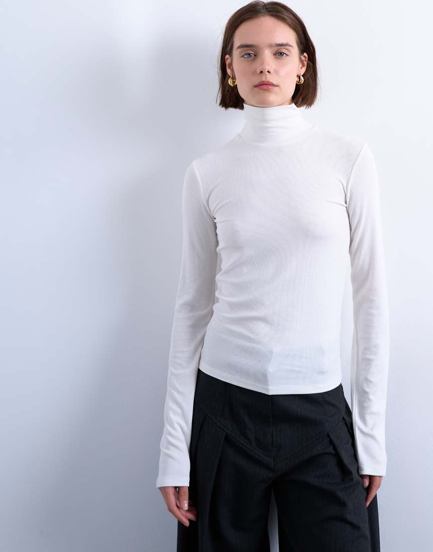 Topshop - Premium - Geripptes Oberteil in Ecru mit Stehkragen-Weiß von Topshop