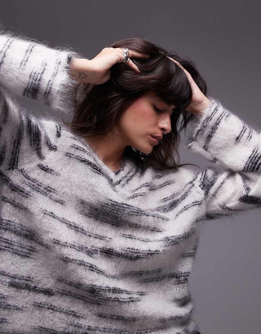 Topshop - Premium - Strickpullover aus Mohair in Schwarzweiß mit V-Ausschnitt-Bunt von Topshop