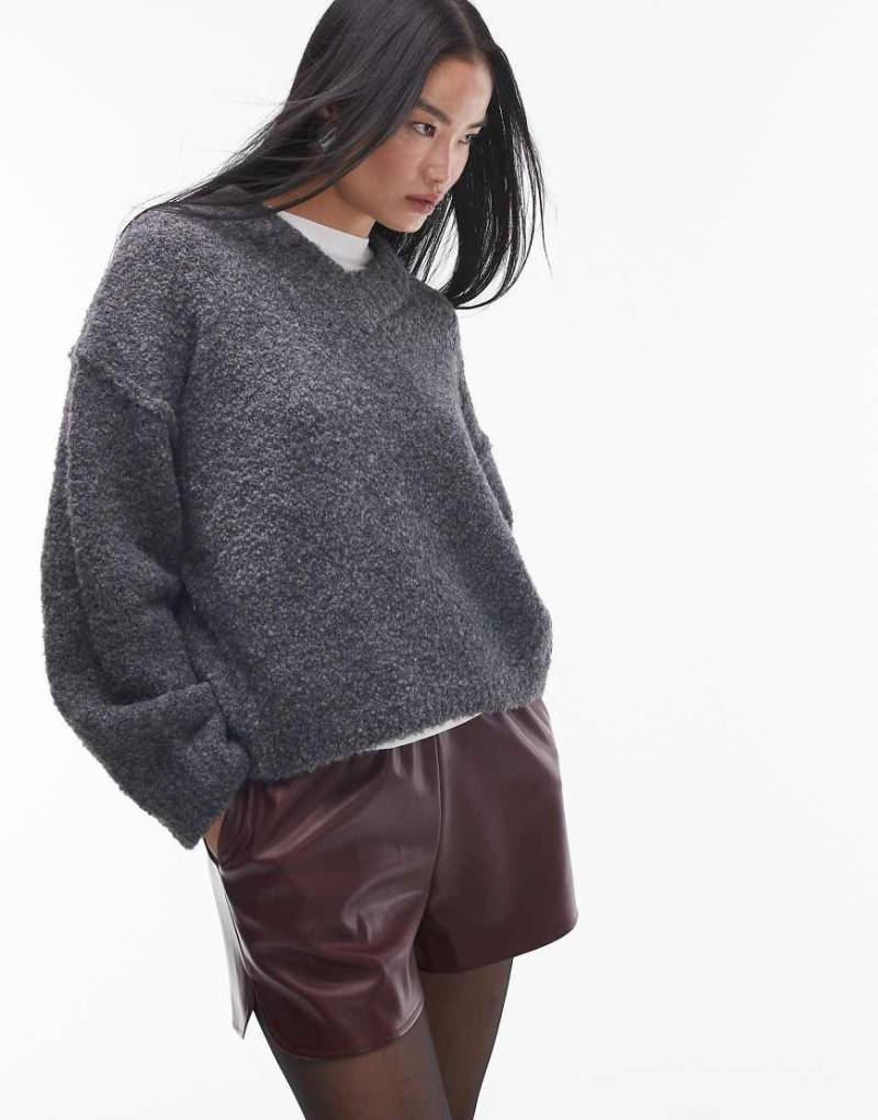 Topshop - Pullover aus Bouclé-Strick in Anthrazit mit hohem V-Ausschnitt-Grau von Topshop