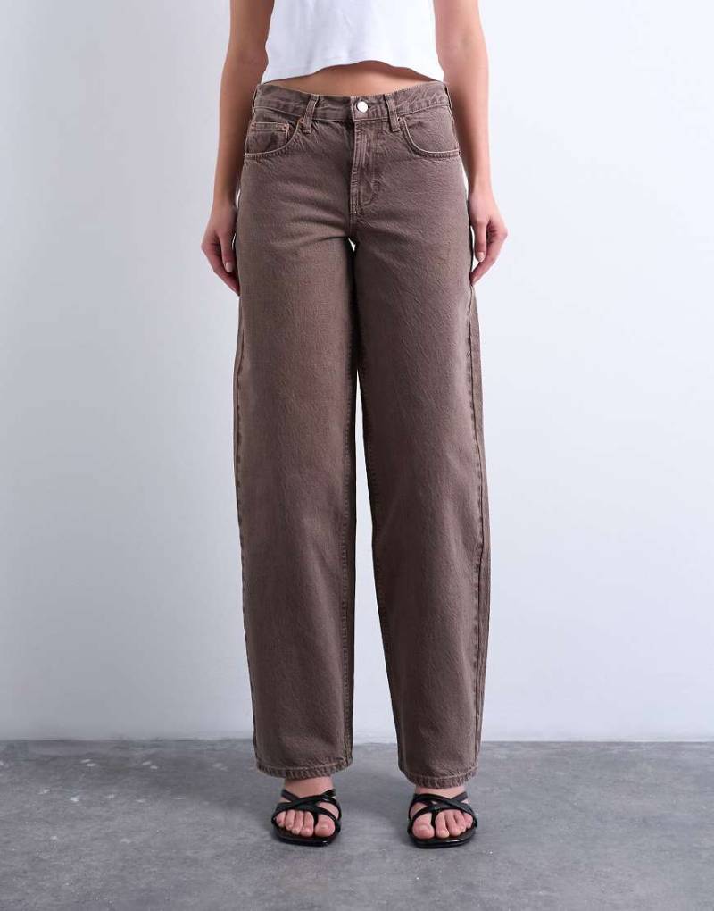 Topshop - Relaxed Fit Jeans in Otterbraun mit niedrigem Bund und Schnallenriemen-Brown von Topshop