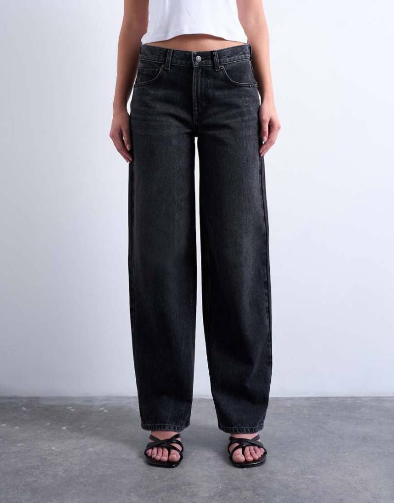 Topshop - Relaxed Fit Jeans in verwaschenem Schwarz mit niedrigem Bund und Schnallenriemen von Topshop
