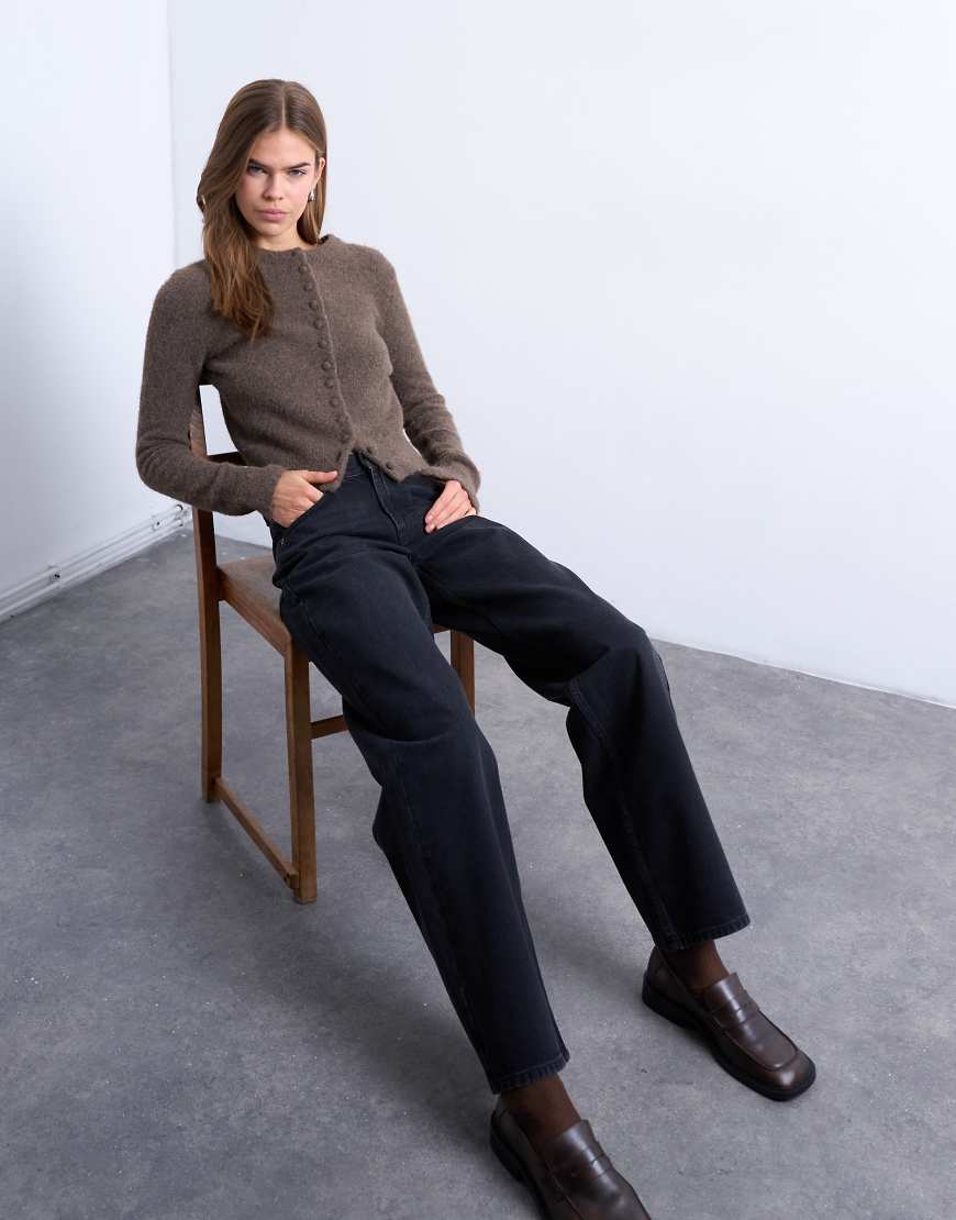 Topshop - Relaxed Fit Jeans in verwaschenem Schwarz mit niedrigem Bund und Schnallenriemen von Topshop