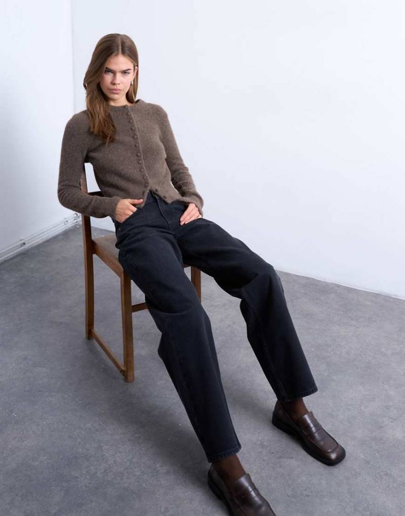 Topshop - Relaxed Fit Jeans in verwaschenem Schwarz mit niedrigem Bund und Schnallenriemen von Topshop