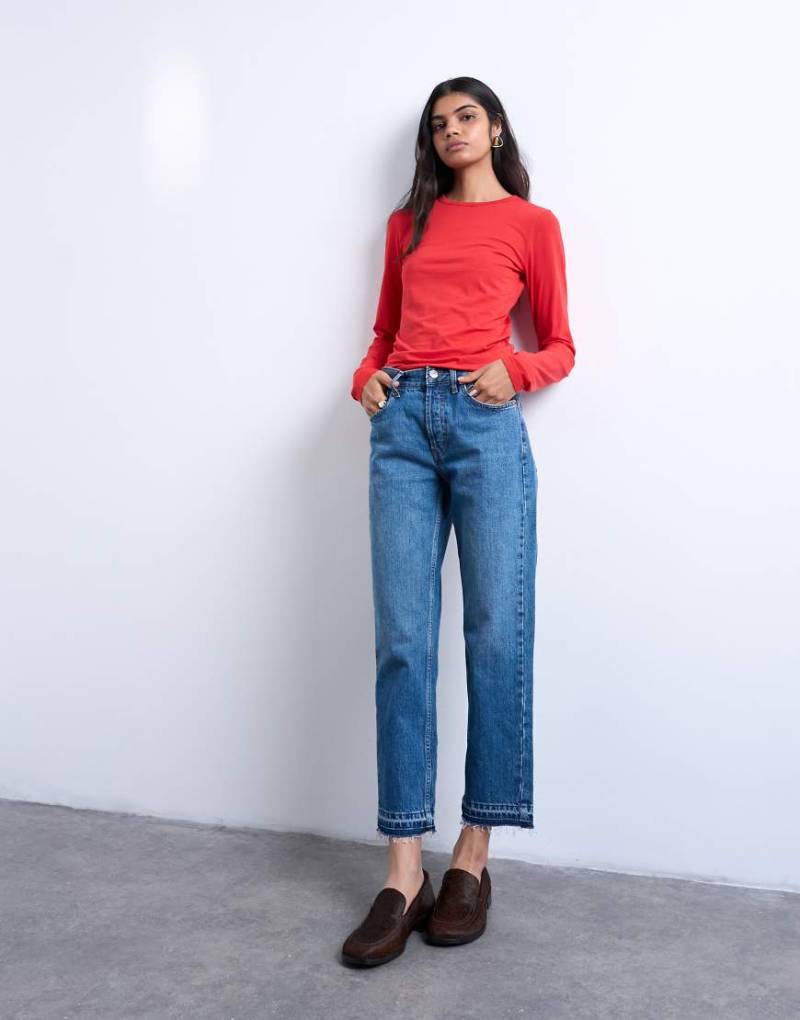 Topshop - Runway - Gerade geschnittene Cropped-Jeans mit mittelhohem Bund und ausgelassenem Saum in Mittelblau von Topshop