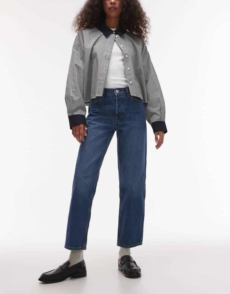 Topshop - Runway - Gerade geschnittene Jeans in Mittelblau mit verkürzter Beinlänge und mittelhohem Bund von Topshop