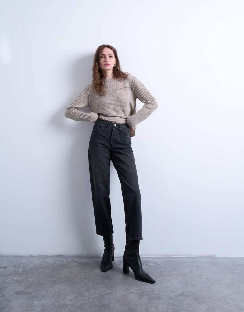 Topshop - Runway - Straight Jeans in verwaschenem Schwarz mit mittelhohem Bund und verkürzter Beinlänge von Topshop