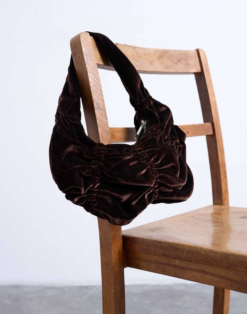 Topshop - Saphire - Geraffte Schultertasche aus Samt in Schokobraun-Brown von Topshop