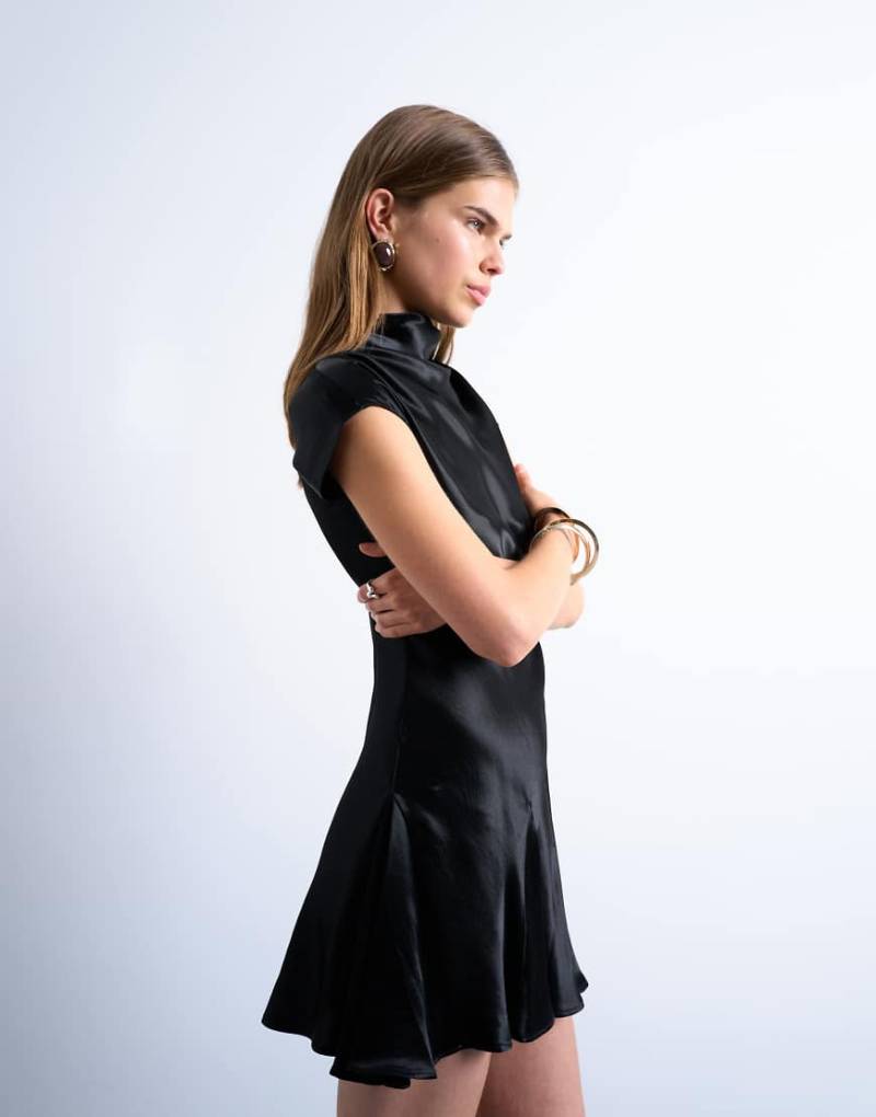 Topshop - Satin-Kleid in Schwarz mit Grown-on-Ärmeln Topshop - Satin-Kleid in Schwarz mit Grown-on-Ärmeln von Topshop