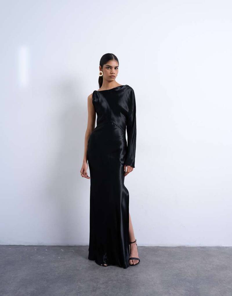 Topshop - Satin-Maxikleid in Schwarz mit einem Ärmel und verdrehtem Träger von Topshop
