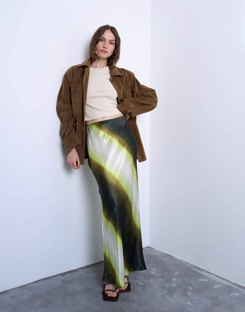 Topshop - Satin-Maxirock mit Schrägschnitt und limettengrünen Ombré-Streifen von Topshop