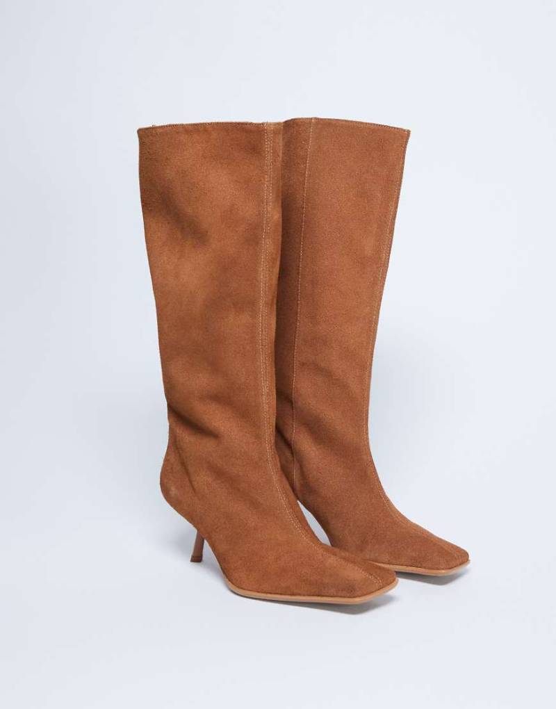 Topshop - Scarlett - Kniehohe Stiefel aus hochwertigem Wildleder in Hellbraun mit eckiger Zehenpartie-Brown von Topshop
