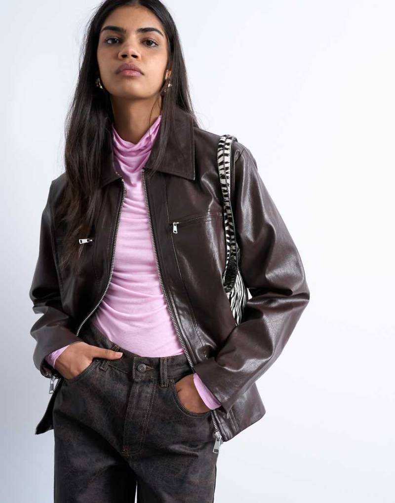 Topshop - Schlichte Jacke aus Kunstleder in dunklem Burgunderrot mit Reißverschluss von Topshop